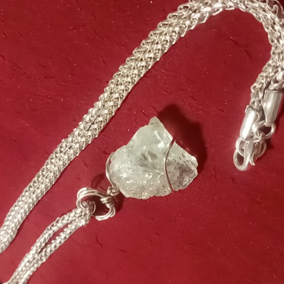 Wire wrapped quartz clear crystal pendant. - Picture 2 of 4